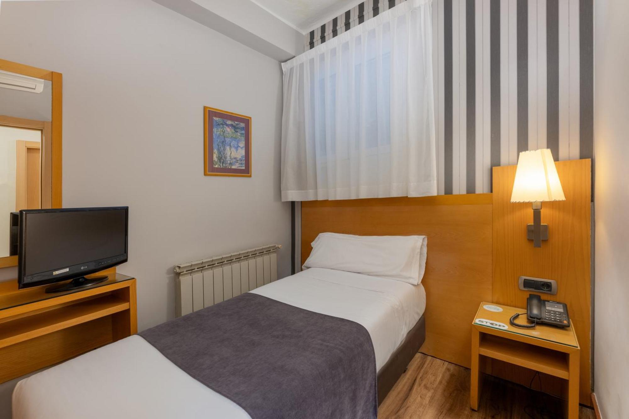 Hotel Lyon บาร์เซโลนา ภายนอก รูปภาพ